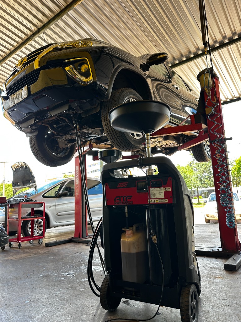 Manutenção de Veículo no Elevador