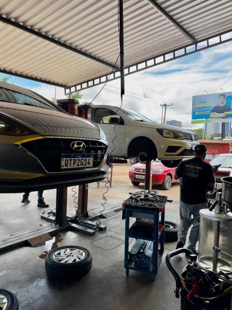 Pátio da Oficina com Veículos